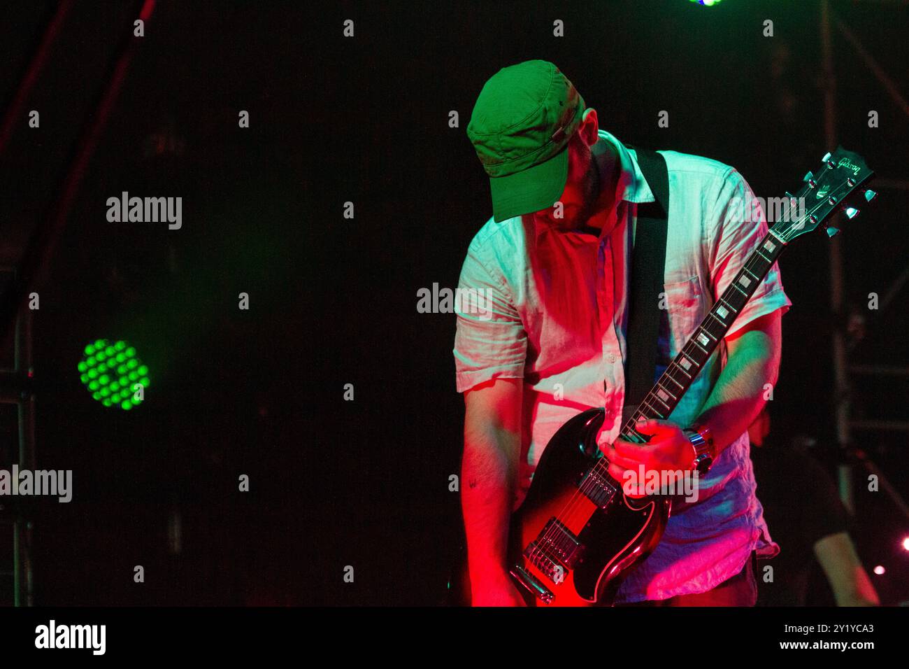 MOGWAI, KONZERT, GREEN MAN FESTIVAL 2012: John Cummings von der schottischen Band MOGWAI Headline live on the Mountain Stage beim Green man Festival 2012 im Glanusk Park, Brecon, Wales, August 2012. Foto: Rob Watkins. INFO: Mogwai ist eine schottische Post-Rock-Band, die für ihre ausgedehnten, instrumentalen Soundscapes bekannt ist. Ihre Musik verbindet ruhige, atmosphärische Momente mit intensiven, gitarrengetriebenen Crescendos und schafft ein emotionales, filmisches Erlebnis, das oft Themen wie Melancholie, Euphorie und Spannung erforscht, ohne sich auf Texte zu verlassen. Stockfoto