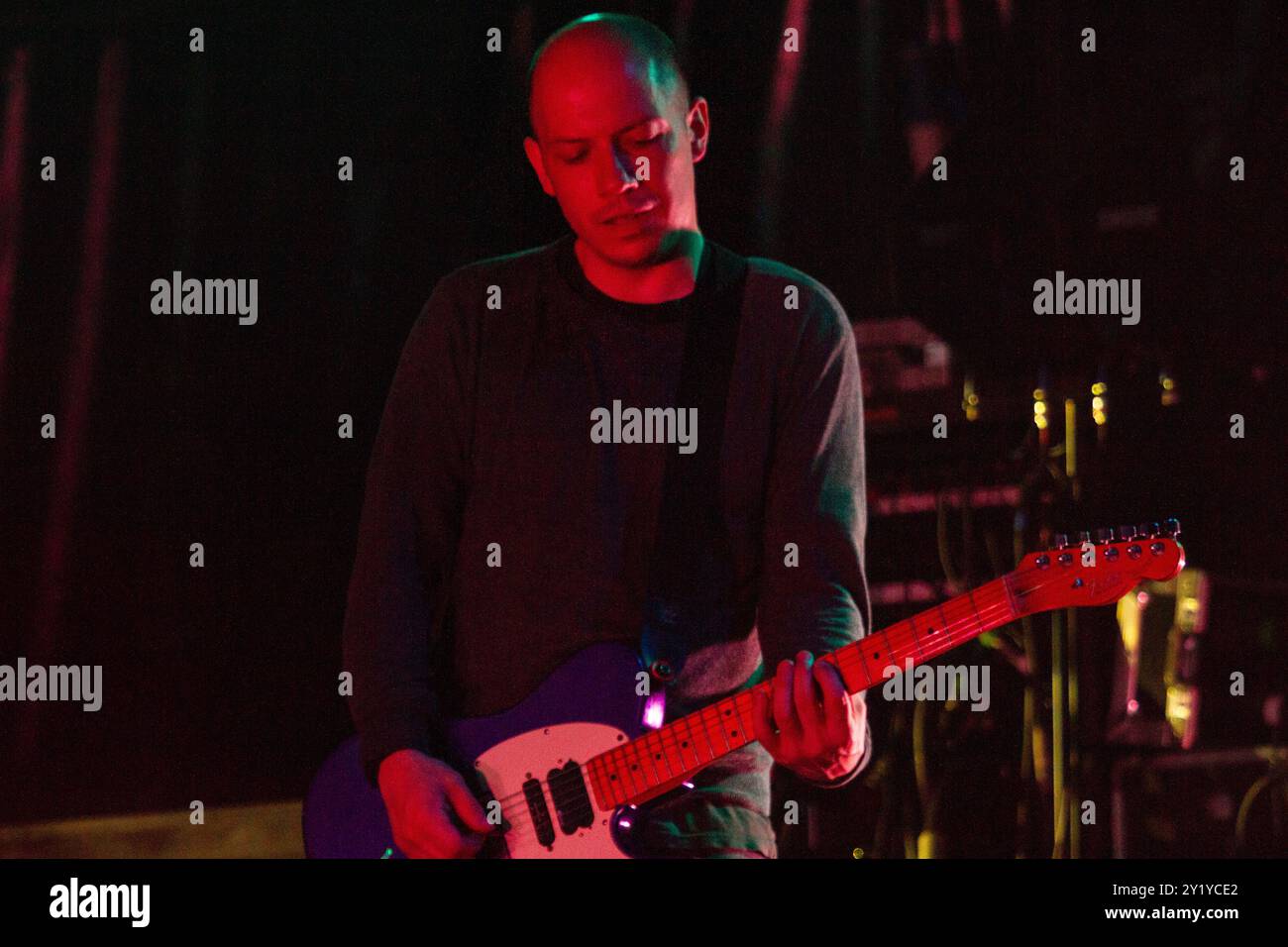 MOGWAI, KONZERT, GREEN MAN FESTIVAL 2012: Stuart Braithwaite von der schottischen Band MOGWAI Headline live on the Mountain Stage beim Green man Festival 2012 im Glanusk Park, Brecon, Wales, August 2012. Foto: Rob Watkins. INFO: Mogwai ist eine schottische Post-Rock-Band, die für ihre ausgedehnten, instrumentalen Soundscapes bekannt ist. Ihre Musik verbindet ruhige, atmosphärische Momente mit intensiven, gitarrengetriebenen Crescendos und schafft ein emotionales, filmisches Erlebnis, das oft Themen wie Melancholie, Euphorie und Spannung erforscht, ohne sich auf Texte zu verlassen. Stockfoto