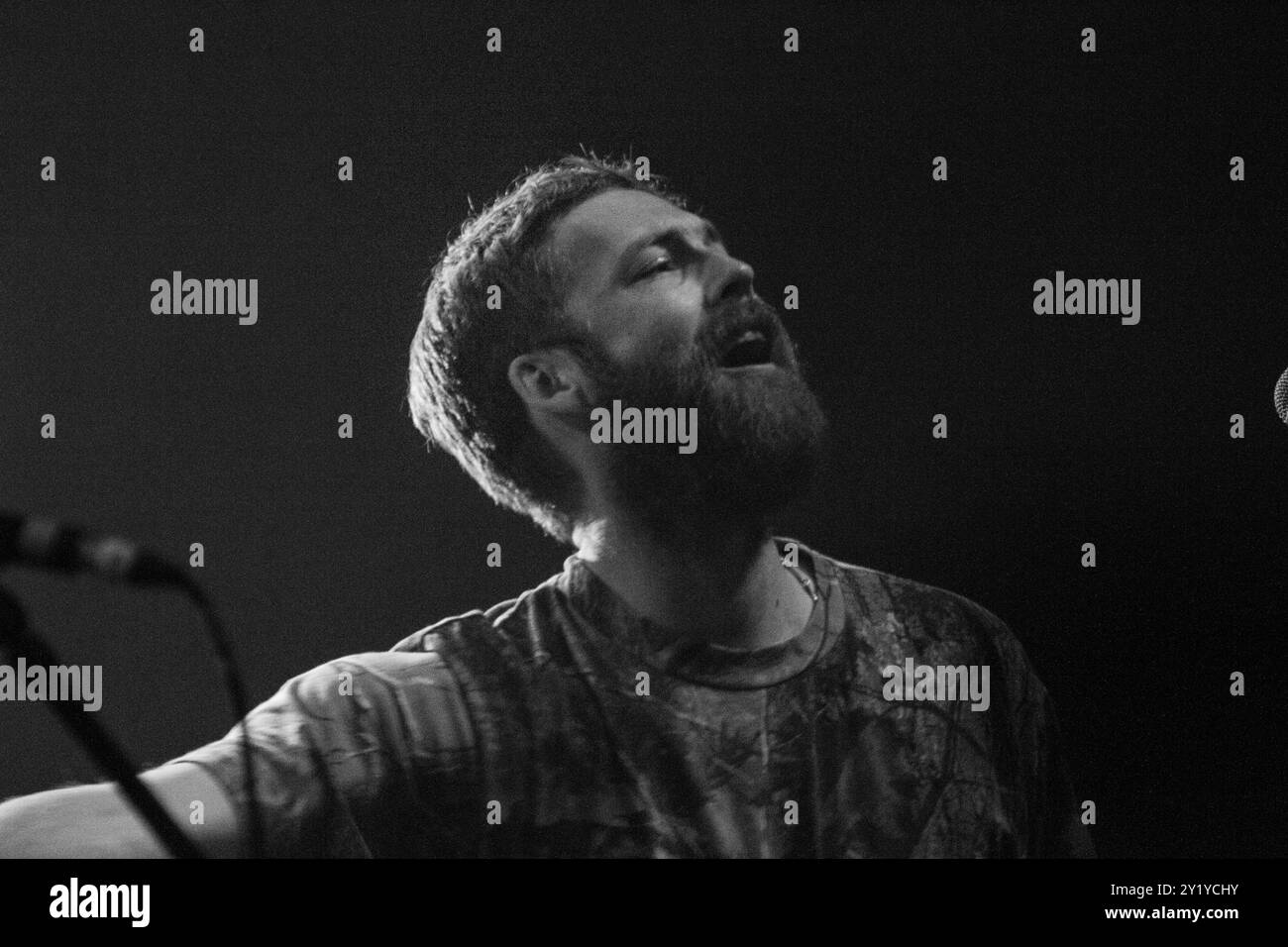 THE BEES, KONZERT, GREEN MAN FESTIVAL 2012: The Bees live auf der Far Out Stage beim Green man Festival 2012 im Glanusk Park, Brecon, Wales, August 2012. Foto: Rob Watkins. INFO: The Bees, auch bekannt Als Band of Bees in den USA, ist eine britische Indie-Rock-Band von der Isle of Wight. Bekannt für ihren eklektischen Sound, verschmelzen sie Elemente aus Rock, Folk, Reggae und Psychedelia und schaffen so entspannte, Genre-trotzende, Retro-inspirierte Musik. Stockfoto