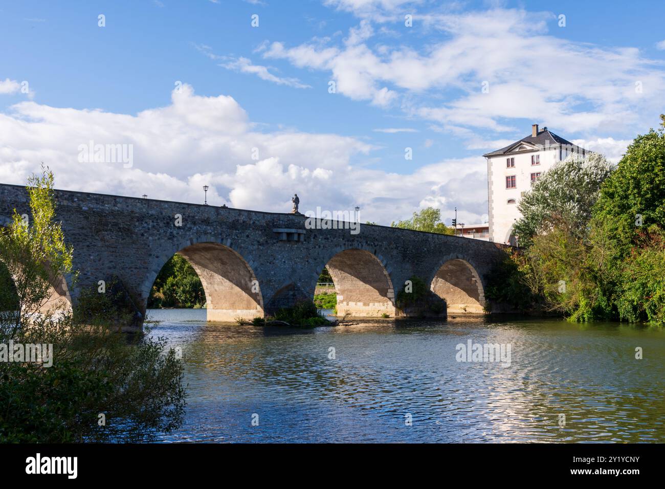 Blick auf die Alte Lahntalbrücke vom Ufer der Lahn. Stockfoto