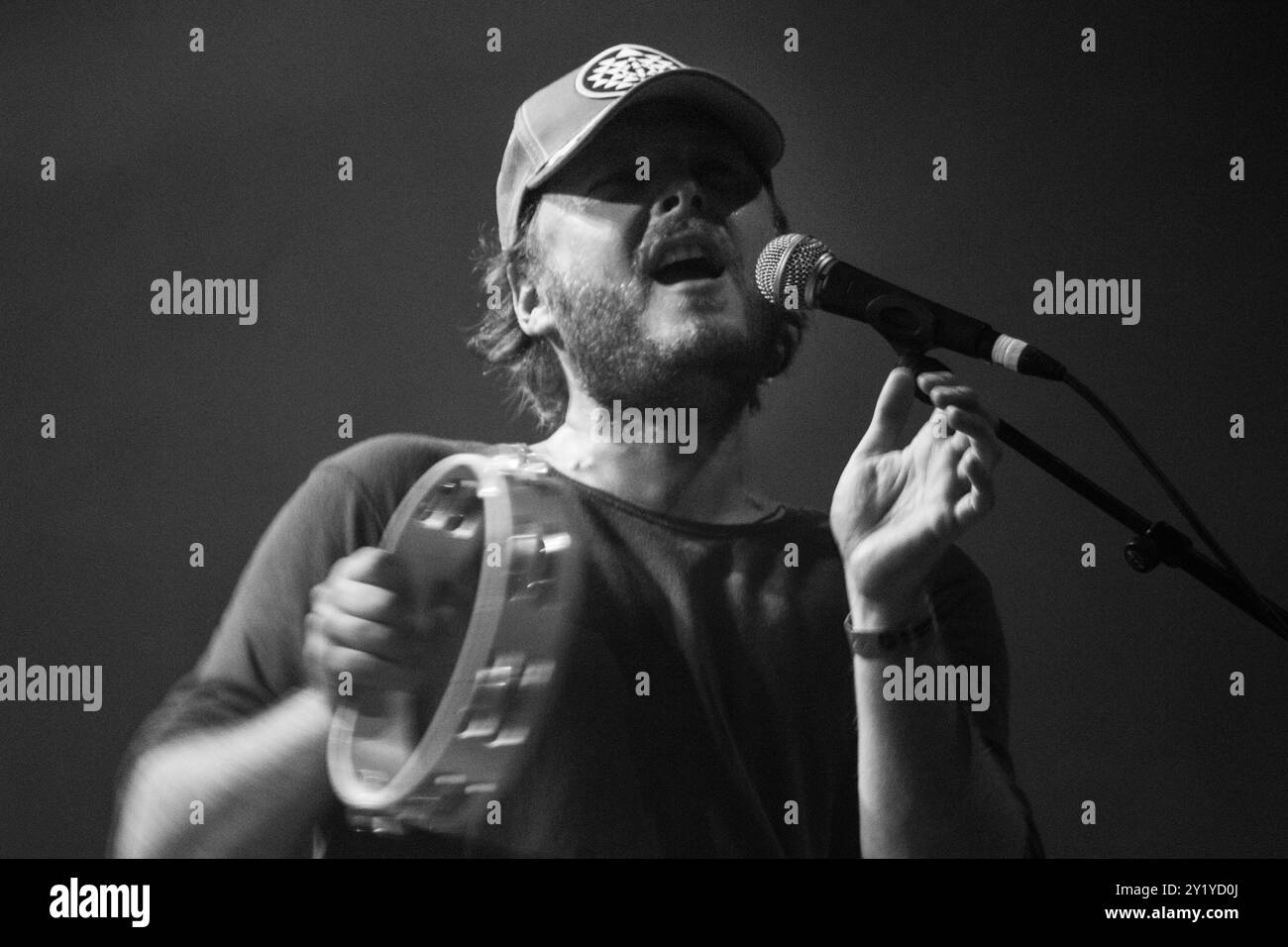 THE BEES, KONZERT, GREEN MAN FESTIVAL 2012: Paul Butler Sänger der Bees live auf der Far Out Stage beim Green man Festival 2012 im Glanusk Park, Brecon, Wales, August 2012. Foto: Rob Watkins. INFO: The Bees, auch bekannt Als Band of Bees in den USA, ist eine britische Indie-Rock-Band von der Isle of Wight. Bekannt für ihren eklektischen Sound, verschmelzen sie Elemente aus Rock, Folk, Reggae und Psychedelia und schaffen so entspannte, Genre-trotzende, Retro-inspirierte Musik. Stockfoto