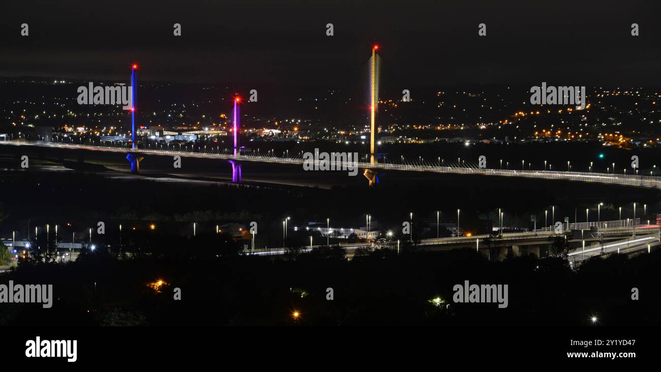 MERSEY GATEWAY BRIDGE, RUNCORN, in den Farben der Heiligen Peter und Paul Catholic High School, Widnes, zu Beginn ihres 30. Akademischen Jahres Stockfoto
