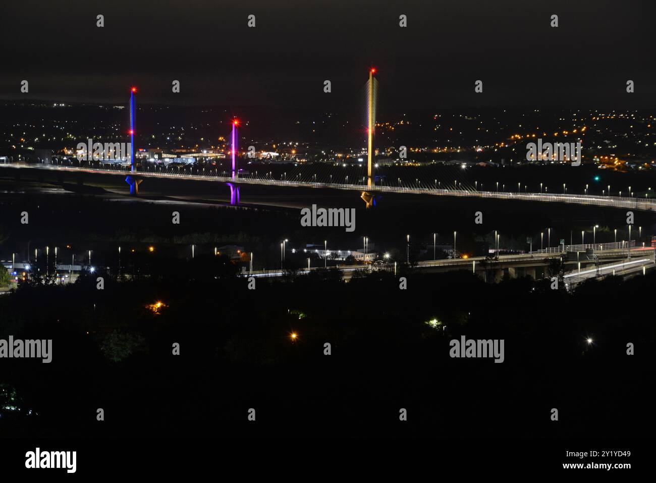 MERSEY GATEWAY BRIDGE, RUNCORN, in den Farben der Heiligen Peter und Paul Catholic High School, Widnes, zu Beginn ihres 30. Akademischen Jahres Stockfoto