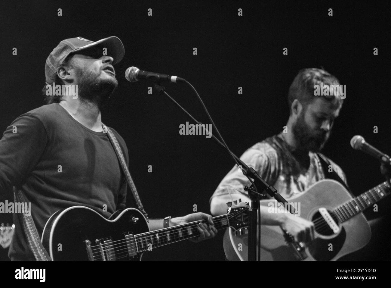 THE BEES, KONZERT, GREEN MAN FESTIVAL 2012: Paul Butler Sänger und Aaron Fletcher Gitarre der Bees live auf der Far Out Stage beim Green man Festival 2012 im Glanusk Park, Brecon, Wales, August 2012. Foto: Rob Watkins. INFO: The Bees, auch bekannt Als Band of Bees in den USA, ist eine britische Indie-Rock-Band von der Isle of Wight. Bekannt für ihren eklektischen Sound, verschmelzen sie Elemente aus Rock, Folk, Reggae und Psychedelia und schaffen so entspannte, Genre-trotzende, Retro-inspirierte Musik. Stockfoto