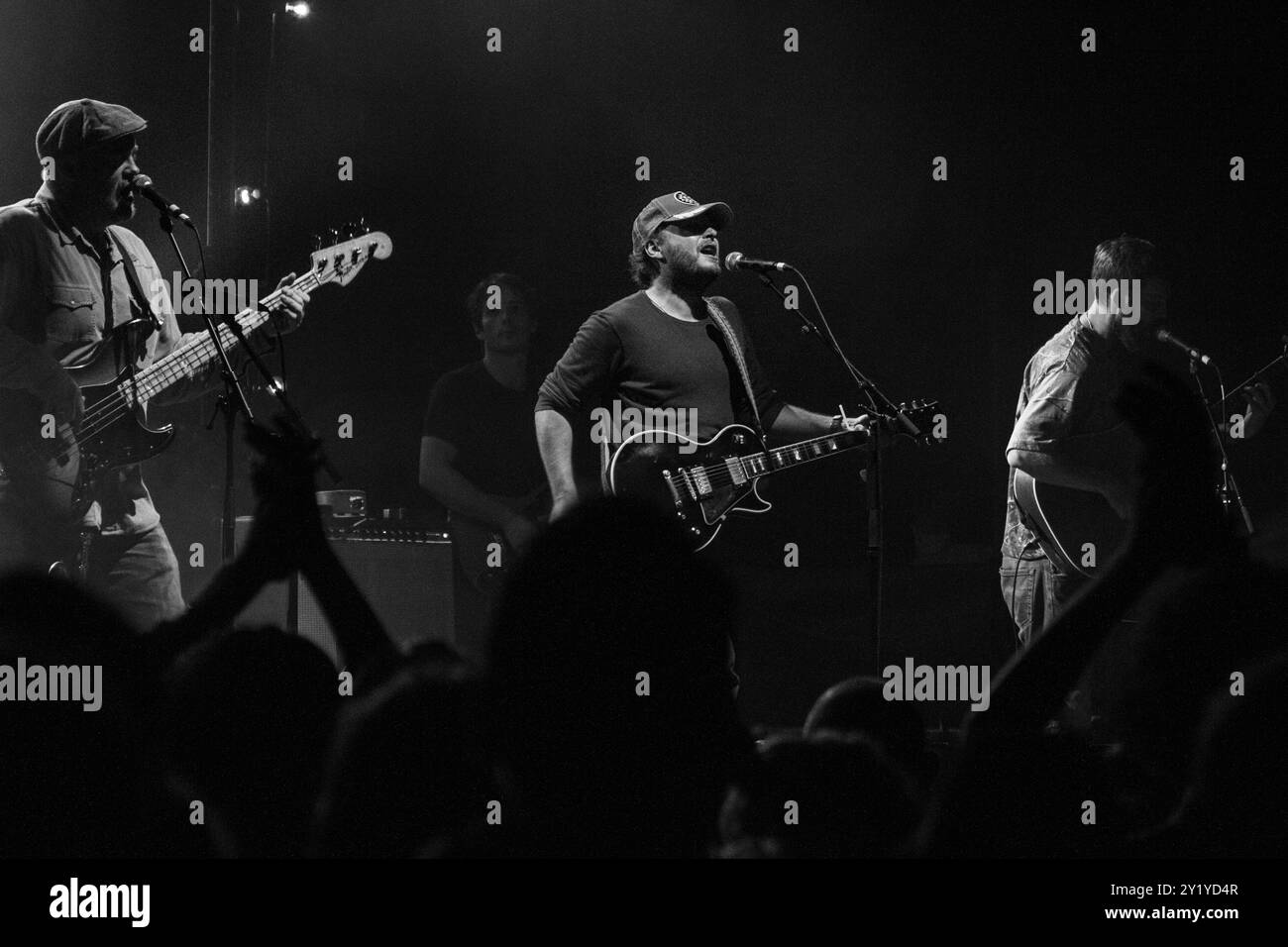 THE BEES, KONZERT, GREEN MAN FESTIVAL 2012: Paul Butler Sänger der Bees live auf der Far Out Stage beim Green man Festival 2012 im Glanusk Park, Brecon, Wales, August 2012. Foto: Rob Watkins. INFO: The Bees, auch bekannt Als Band of Bees in den USA, ist eine britische Indie-Rock-Band von der Isle of Wight. Bekannt für ihren eklektischen Sound, verschmelzen sie Elemente aus Rock, Folk, Reggae und Psychedelia und schaffen so entspannte, Genre-trotzende, Retro-inspirierte Musik. Stockfoto