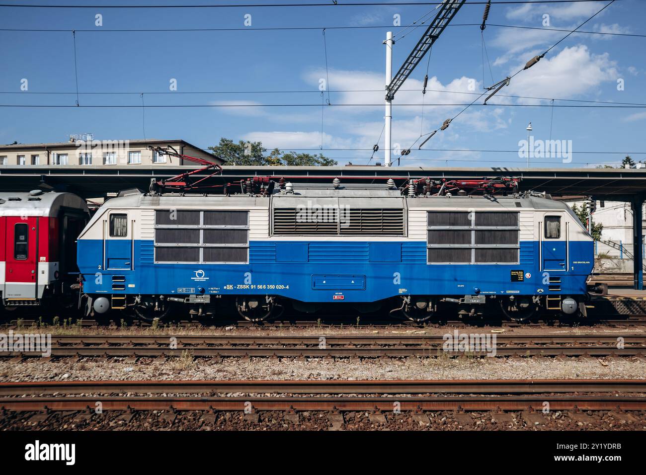 Bratislava, Slowakei - 7. August 2024: Nahaufnahme eines slowakischen Zuges am Hauptbahnhof von Bratislava Stockfoto