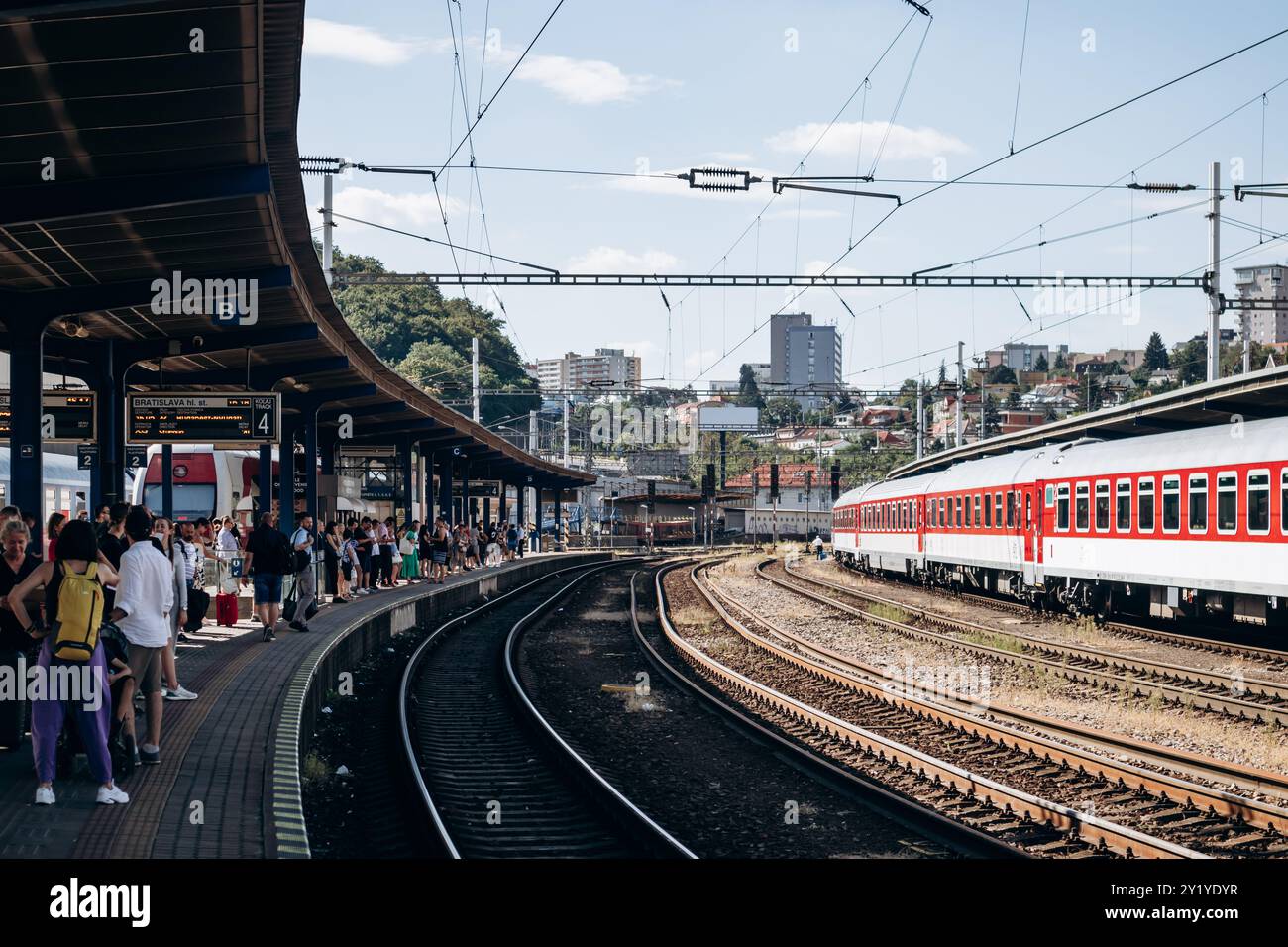 Bratislava, Slowakei - 7. August 2024: Bratislava Hauptbahnhof und ankommende Züge Stockfoto