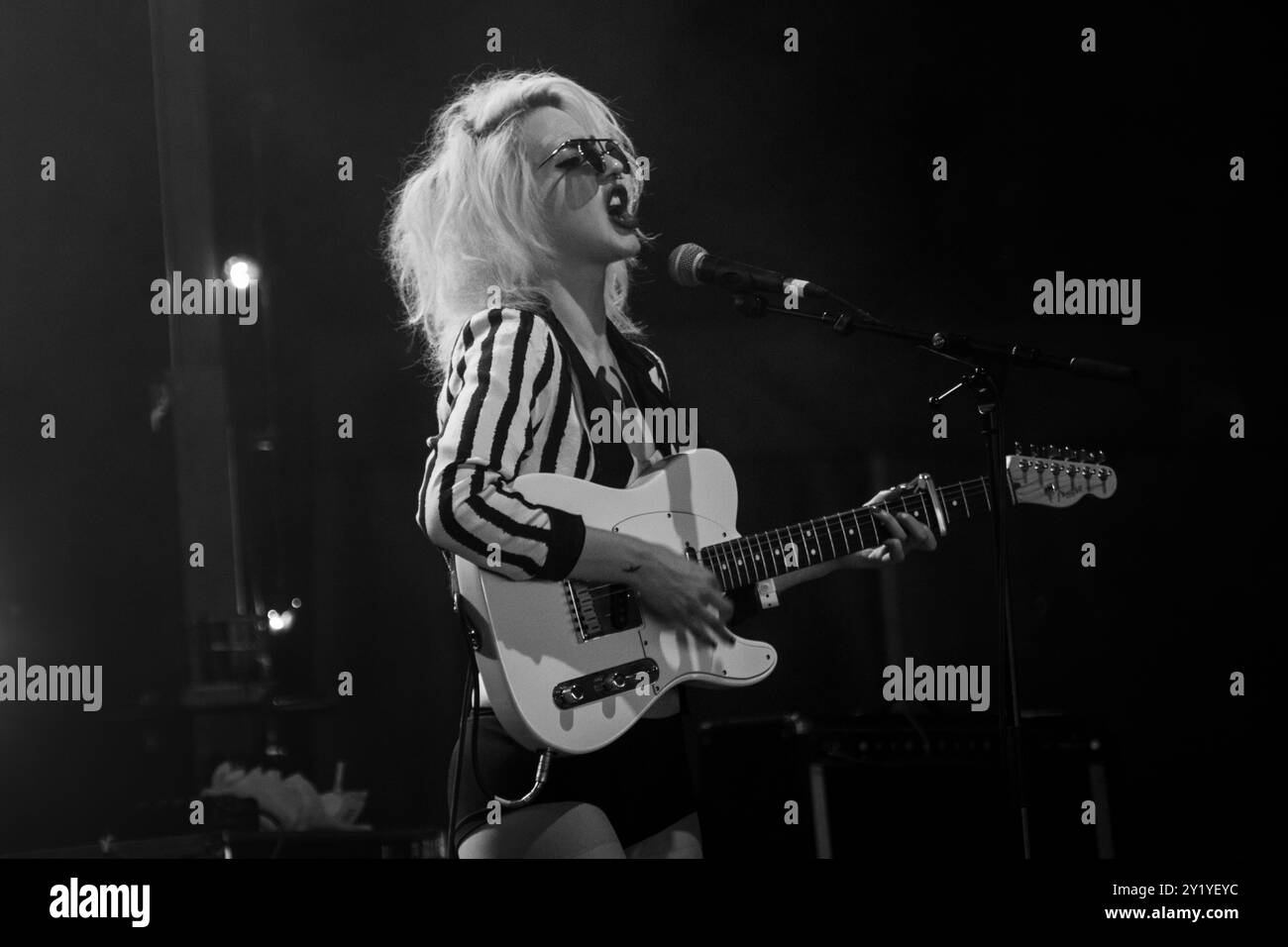 BETH JEANS HOUGHTON, KONZERT, GREEN MAN FESTIVAL 2012: Beth Jeans Houghton spielt live auf der Far Out Stage beim Green man Festival 2012 im Glanusk Park, Brecon, Wales, August 2012. Foto: Rob Watkins. INFO: Beth Jeans Houghton ist ein englischer multidisziplinärer Musiker, Komponist, Künstler, Animator und Videoregisseur. Sie ist bekannt für ihre eklektische Mischung aus Indie-Pop, Folk und Rock. Ihre Musik zeichnet sich durch unverwechselbare Vocals, dynamische Arrangements und introspektive Texte aus, die einen einzigartigen und fesselnden Sound erzeugen. Stockfoto
