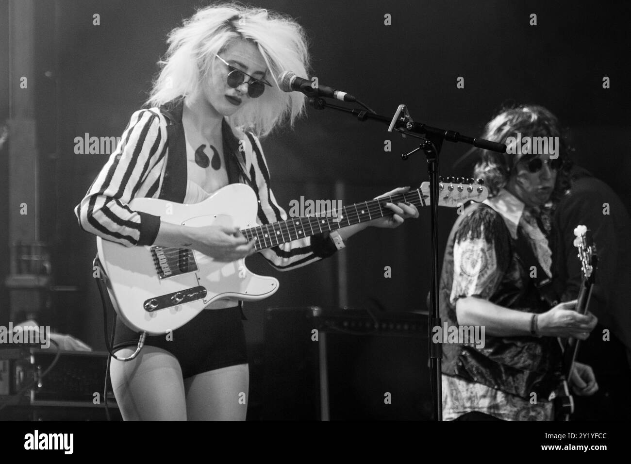 BETH JEANS HOUGHTON, KONZERT, GREEN MAN FESTIVAL 2012: Beth Jeans Houghton spielt live auf der Far Out Stage beim Green man Festival 2012 im Glanusk Park, Brecon, Wales, August 2012. Foto: Rob Watkins. INFO: Beth Jeans Houghton ist ein englischer multidisziplinärer Musiker, Komponist, Künstler, Animator und Videoregisseur. Sie ist bekannt für ihre eklektische Mischung aus Indie-Pop, Folk und Rock. Ihre Musik zeichnet sich durch unverwechselbare Vocals, dynamische Arrangements und introspektive Texte aus, die einen einzigartigen und fesselnden Sound erzeugen. Stockfoto