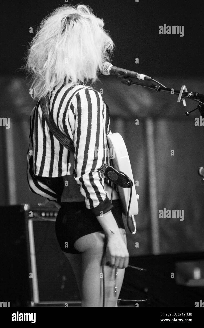 BETH JEANS HOUGHTON, KONZERT, GREEN MAN FESTIVAL 2012: Beth Jeans Houghton spielt live auf der Far Out Stage beim Green man Festival 2012 im Glanusk Park, Brecon, Wales, August 2012. Foto: Rob Watkins. INFO: Beth Jeans Houghton ist ein englischer multidisziplinärer Musiker, Komponist, Künstler, Animator und Videoregisseur. Sie ist bekannt für ihre eklektische Mischung aus Indie-Pop, Folk und Rock. Ihre Musik zeichnet sich durch unverwechselbare Vocals, dynamische Arrangements und introspektive Texte aus, die einen einzigartigen und fesselnden Sound erzeugen. Stockfoto