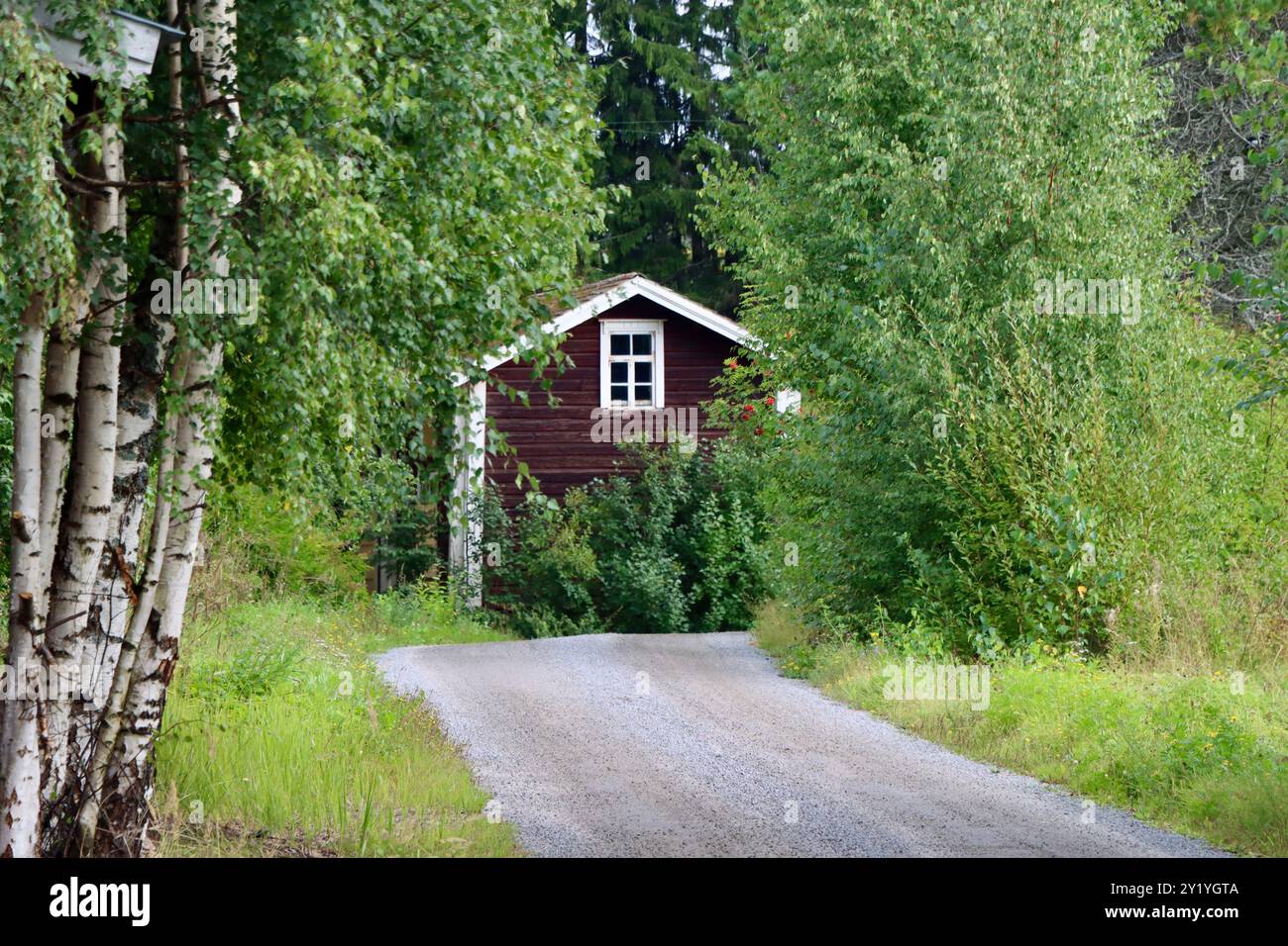 Altes Haus an der Schotterstraße in Uukuniemi, Ostfinnland, August 2024 Stockfoto