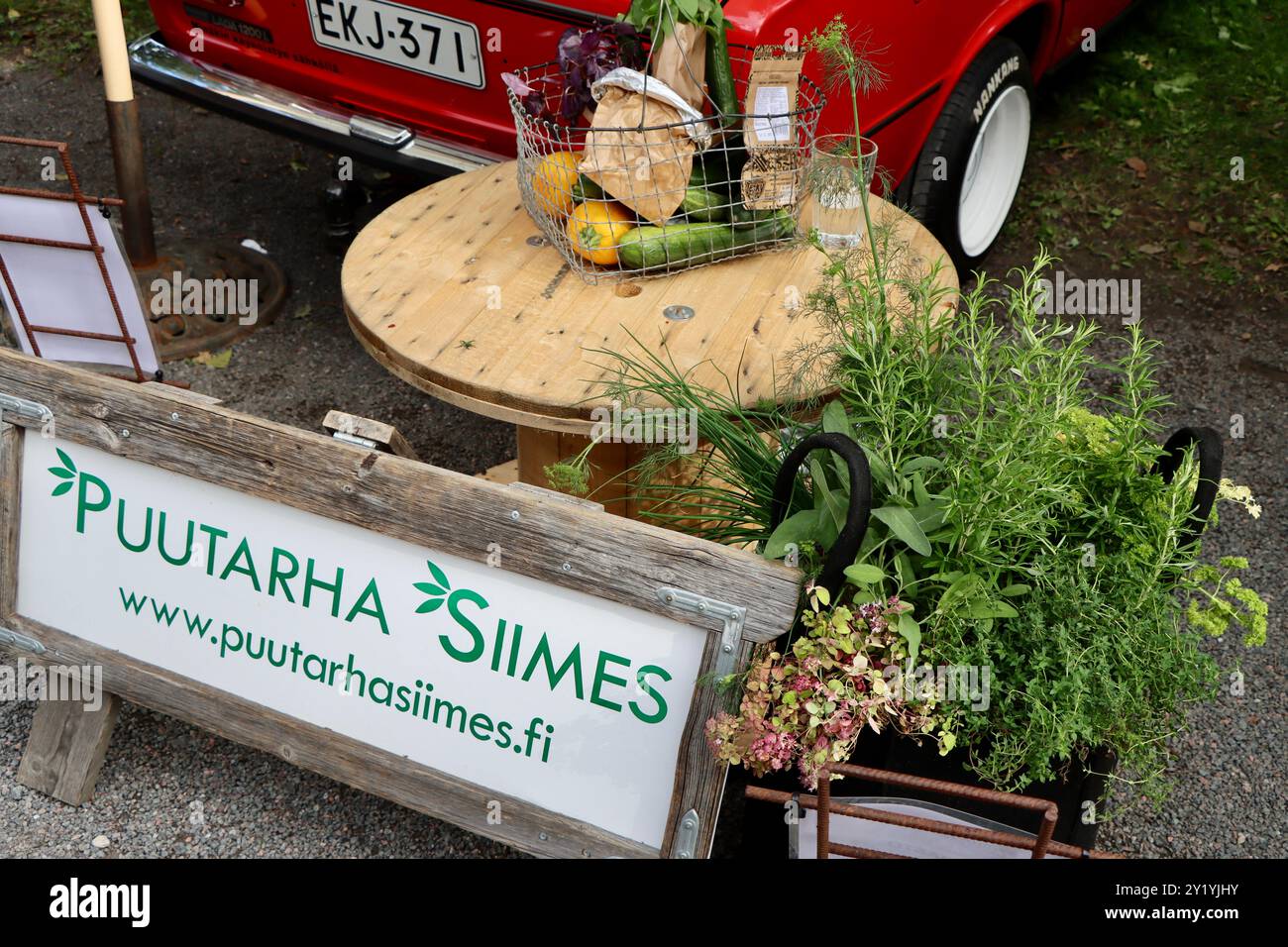 Verkauf von Kräutern aus rotem Auto auf dem Samstagmarkt in Fiskars Village, Uusimaa, Finnland im August 2024 Stockfoto
