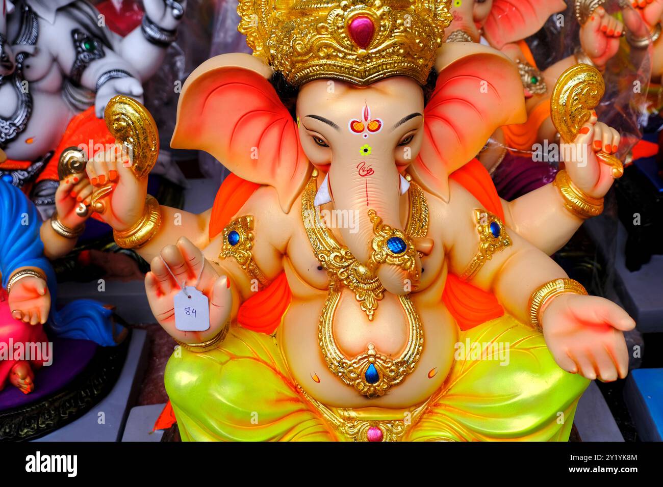 Am 7. September 2024 werden die neuen Götzen des Gottes, bekannt als Ganesha oder Ganapati, in einem Geschäft am Vorabend des Ganesh Festivals in Pune, Indien, verkauft. Stockfoto