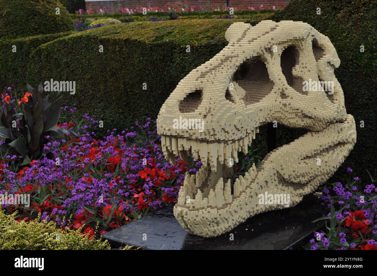 LEGO Dinosaurier Skull bei der LEGO Dinosaurs Ausstellung in Sewerby Hall, East Yorkshire, England Stockfoto