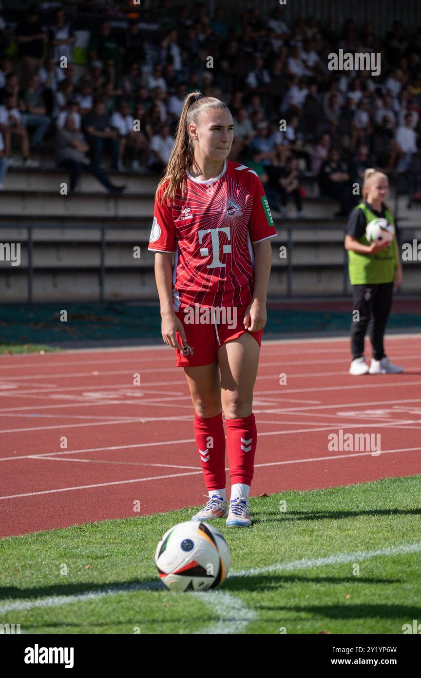 Alena Bienz (11 Köln) tritt im DFB-Pokal-Spiel zwischen Borussia Mönchengladbach und 1 einen Eckstoß. FC Köln im Grenzlandstadion in Mönchengladbach (Martin Pitsch/SPP) Credit: SPP Sport Pressefoto. /Alamy Live News Stockfoto