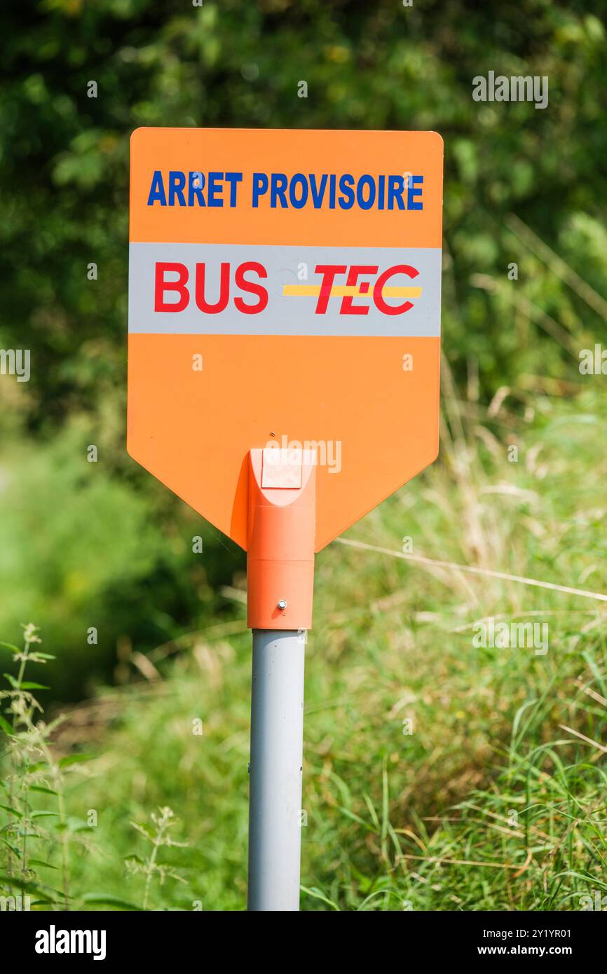 Temporäre TEC-Bushaltestelle | Arrêt de Bus provisoire TEC Stockfoto