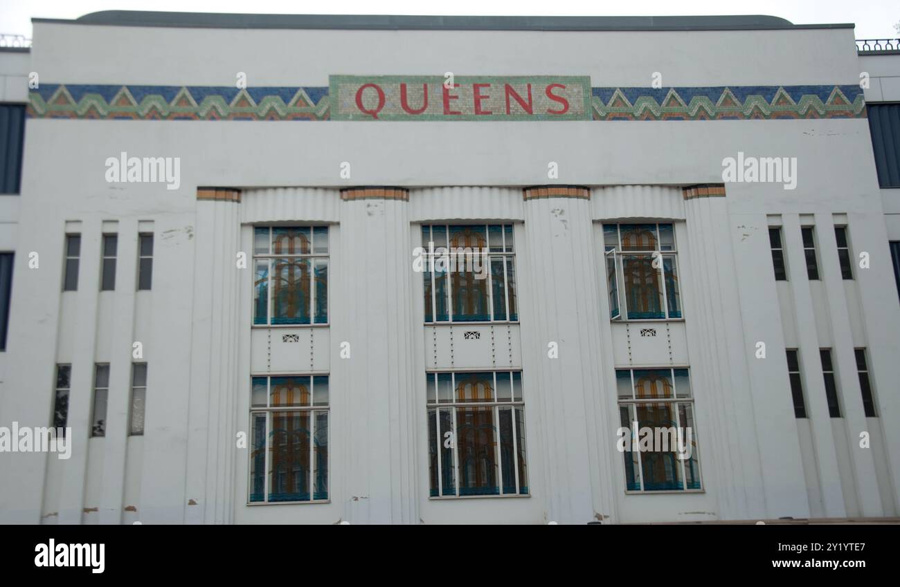 Originale Art-Deco-Fassade des Queens Cinema; Bayswater, London, England, Vereinigtes Königreich Stockfoto