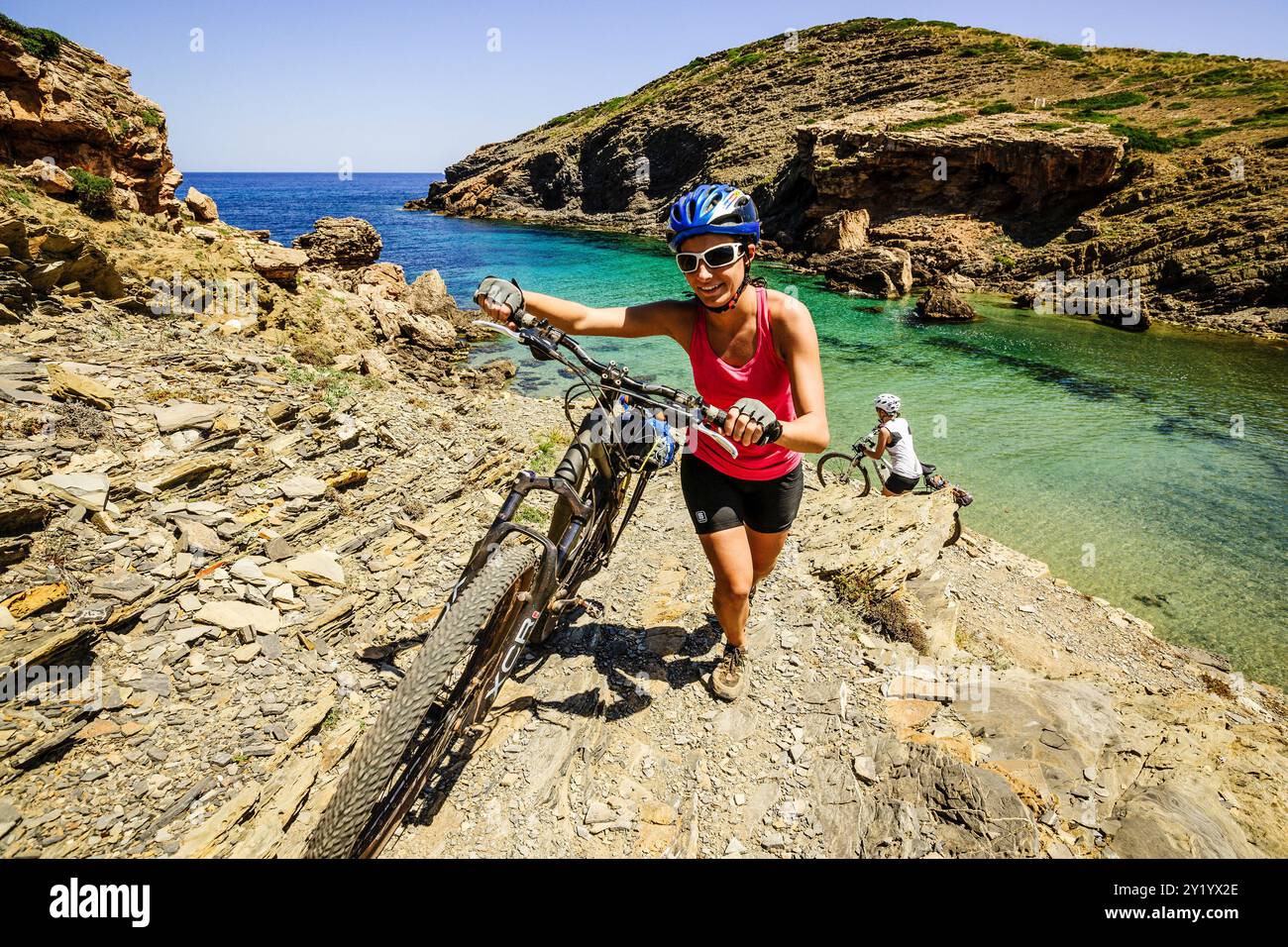 Cala EN Calderer, Radfahrer auf Cami de Cavalls, Menorca, Biosphärenreservat, Balearen, Spanien. Stockfoto