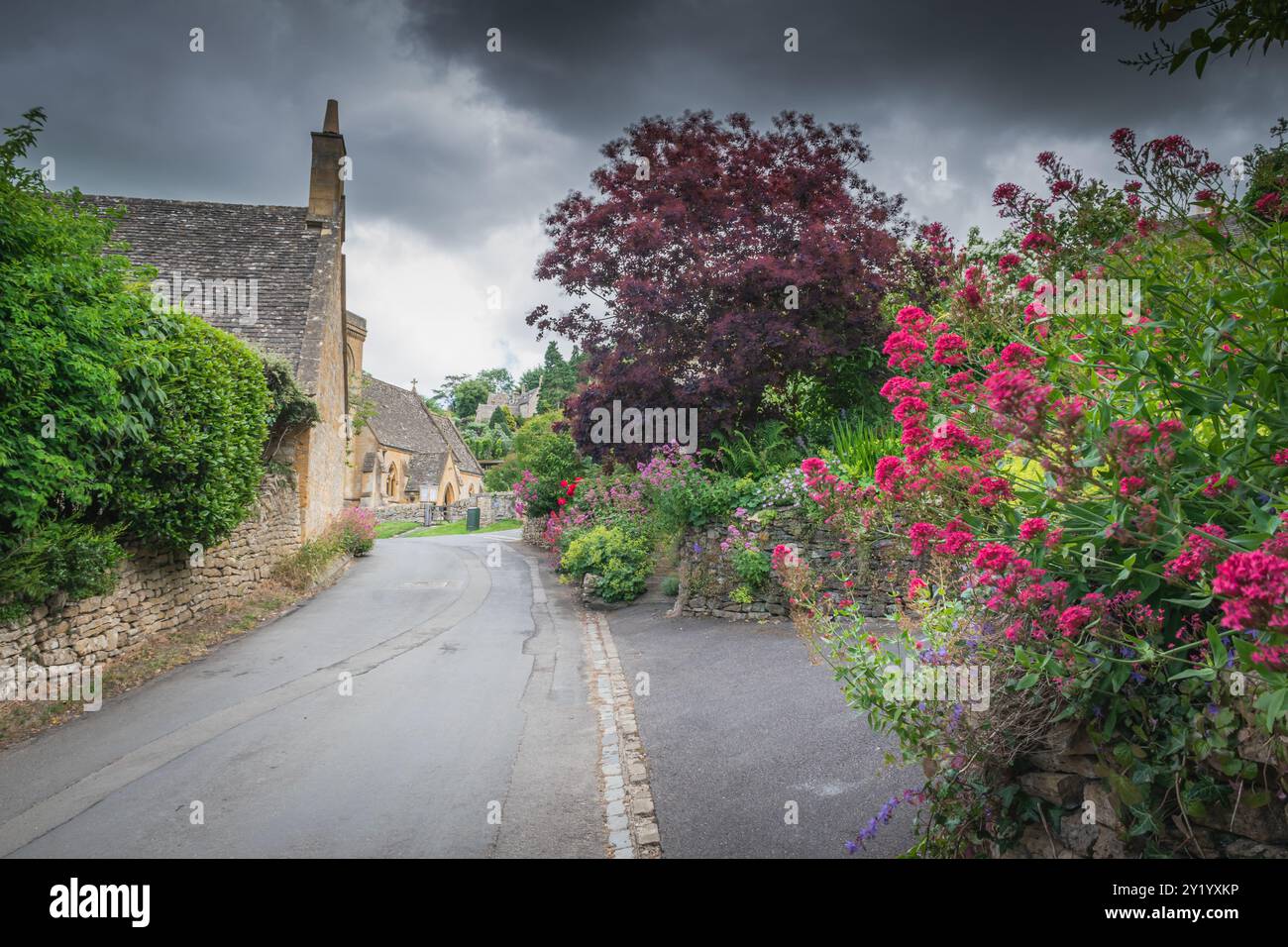 Ruhige Dorfstraße im Sommer Stockfoto