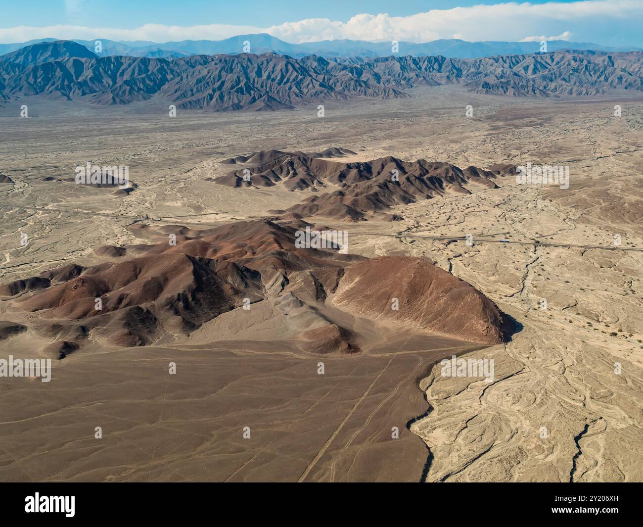 Beeindruckender Blick aus der Luft auf die Wüste Nazca, mit Bergen und Tälern, die durch Geoglyphen und Linien gekennzeichnet sind, Peru Stockfoto