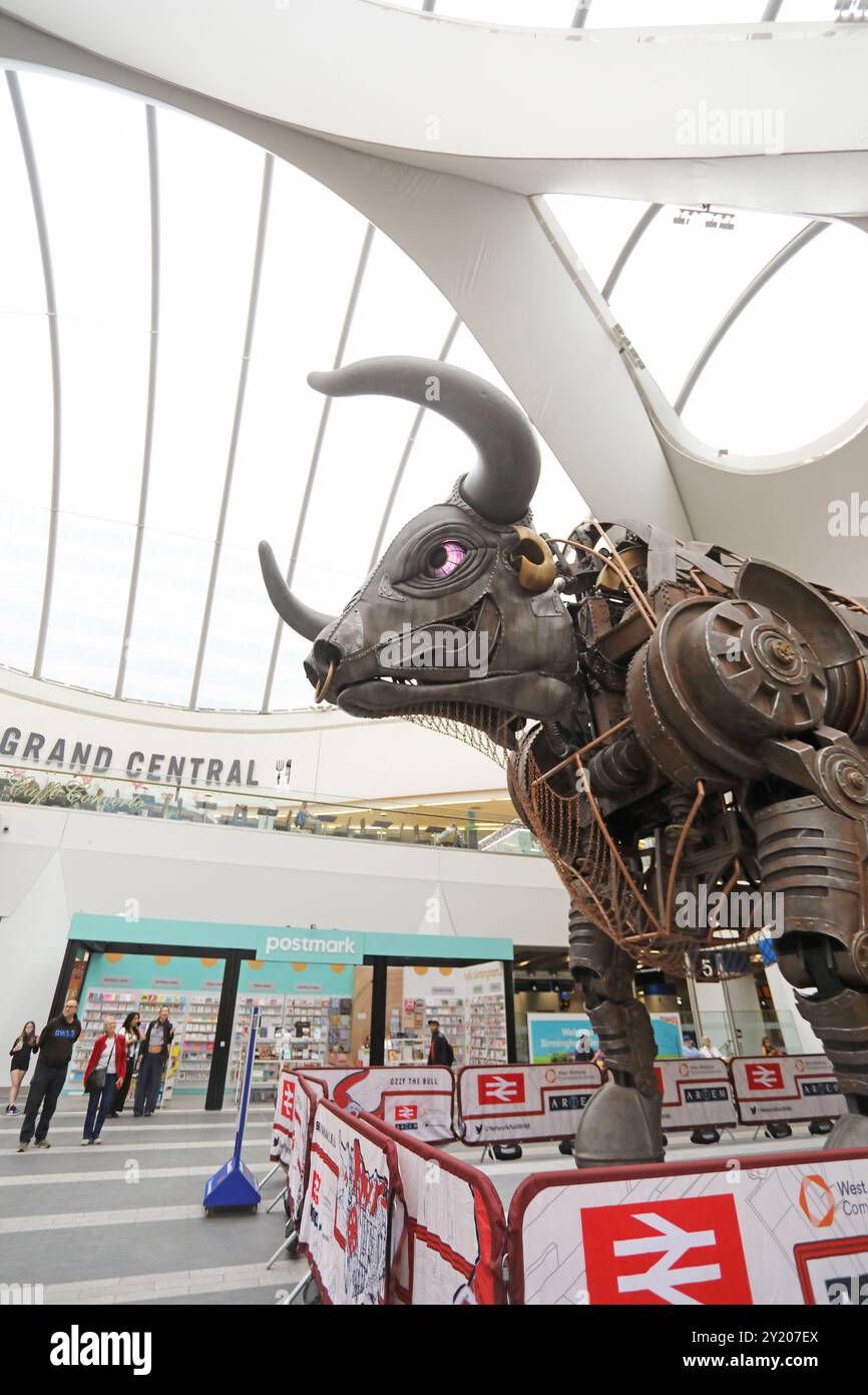 Ozzy the Bull, das riesige mechanische und beliebte Herzstück der Eröffnungszeremonie der Commonwealth Games 2022 in Birmingham, eine Hommage an die Geschichte der Region Stockfoto