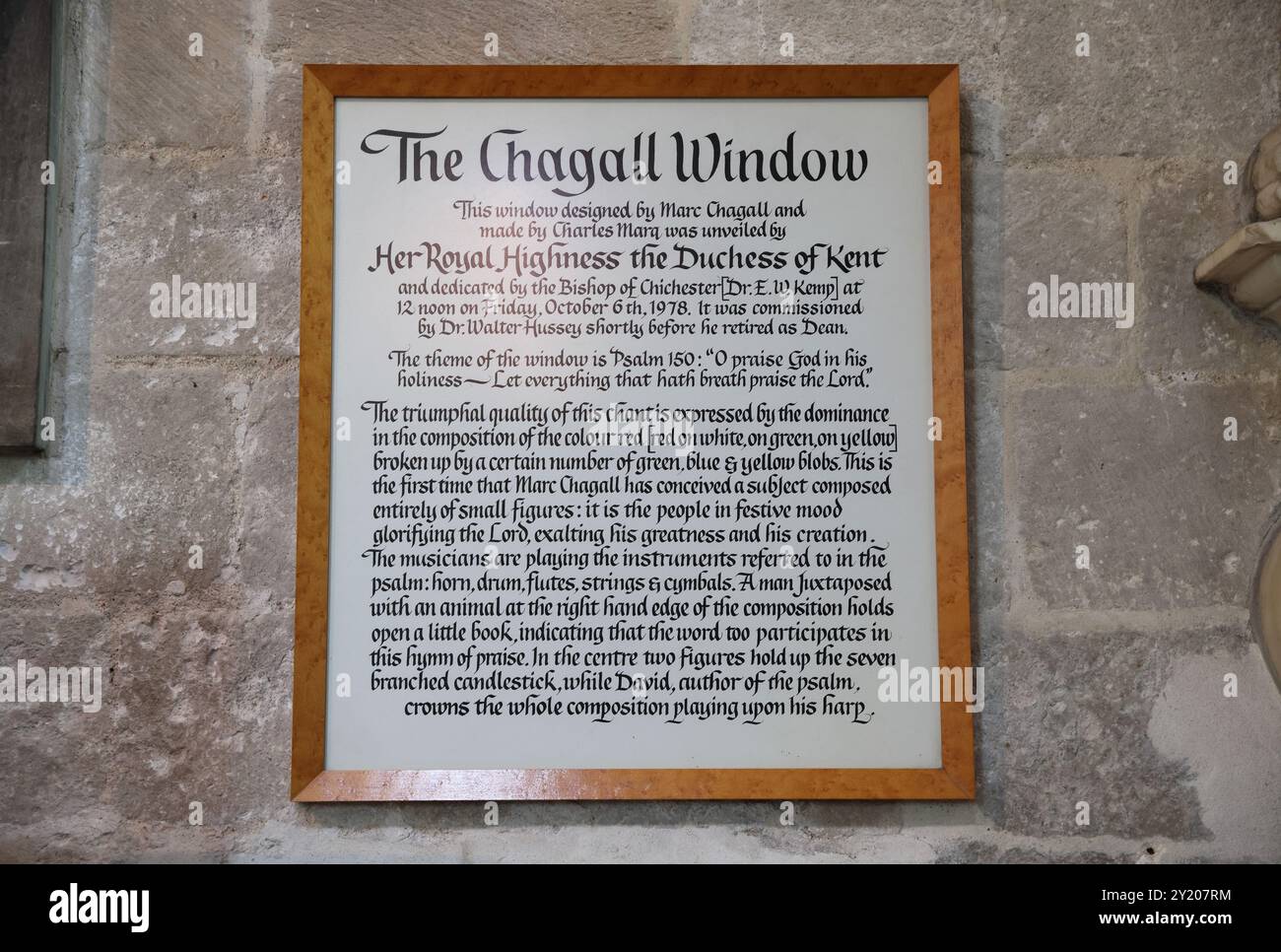 Das Chagall-Fenster, „David“, entworfen vom russisch-französischen Künstler Marc Chigall, Darstellung von Psalm 150, installiert 1978, Chichester Cathedral. Stockfoto