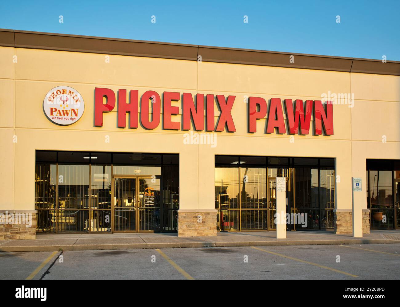 Houston, Texas, USA 08-11-2024: Phoenix Pawn Shop Geschäft Geschäft Geschäft Geschäft Außenbereich Strip Mall niedrige Einkommen. Stockfoto