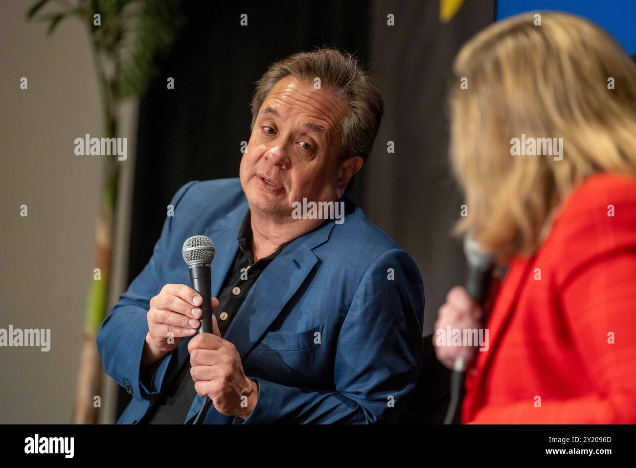 Austin Texas USA, 7. September 2024: Politischer Experte und Autor des Atlantikmagazins GEORGE CONWAY (links) nimmt am letzten Tag des 14. Jährlichen Texas Tribune Festivals in der Innenstadt von Austin einen Podcast mit SARAH LONGWELL auf. Das Festival bringt Politiker und einflussreiche Denker aus dem öffentlichen Dienst zusammen, um aktuelle Ereignisse und Politik zu diskutieren. ©Bob Daemmrich Stockfoto