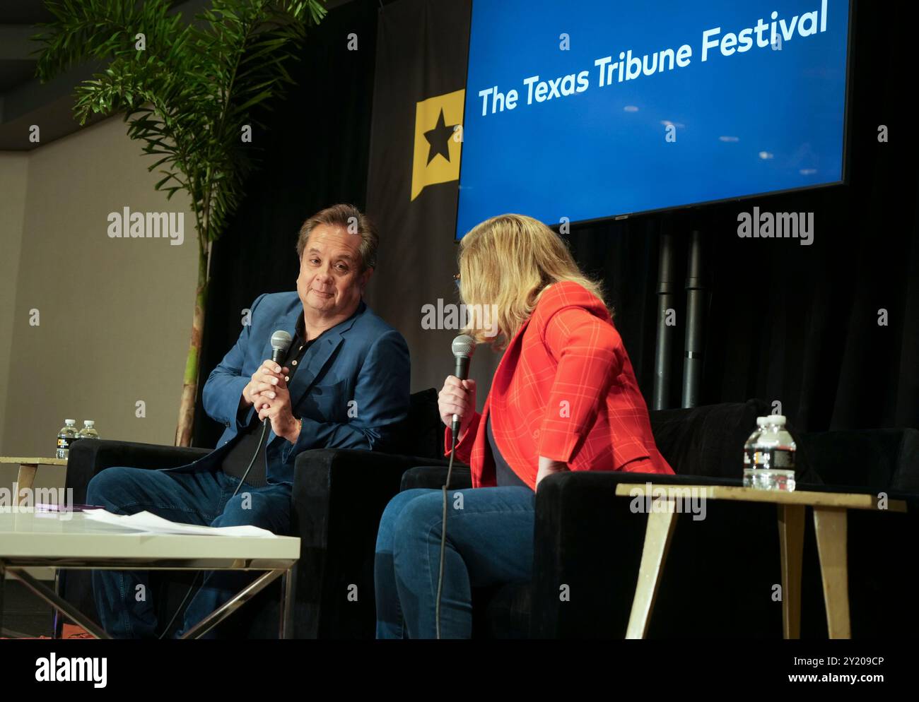 Austin Texas USA, 7. September 2024: Politischer Experte und Autor des Atlantikmagazins GEORGE CONWAY (links) nimmt am letzten Tag des 14. Jährlichen Texas Tribune Festivals in der Innenstadt von Austin einen Podcast mit SARAH LONGWELL auf. Das Festival bringt Politiker und einflussreiche Denker aus dem öffentlichen Dienst zusammen, um aktuelle Ereignisse und Politik zu diskutieren. ©Bob Daemmrich Stockfoto