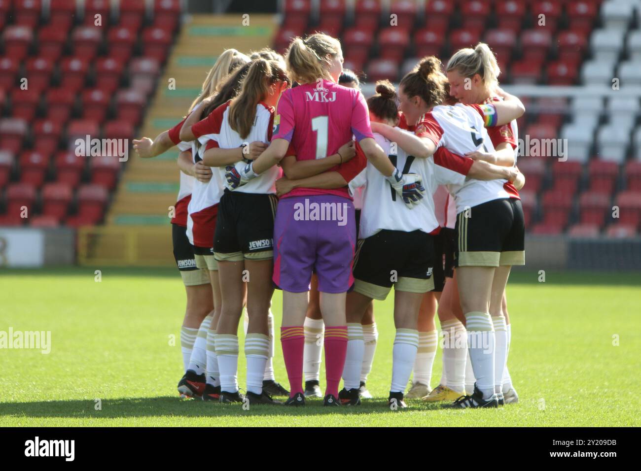 Team Huddle Team Talk Woking FC Women gegen Abbey Rangers FC Women Southern Regional Womens Football League bei Kingfield Woking FC 8. September 2024 Stockfoto