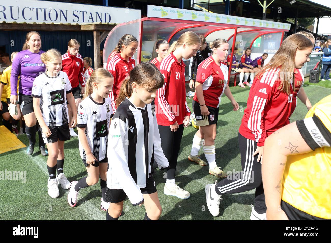 Maskottchen und Spieler gehen aus Woking FC Women gegen Abbey Rangers FC Women Southern Regional Womens Football League beim Kingfield Woking FC 8. September 2024 Stockfoto