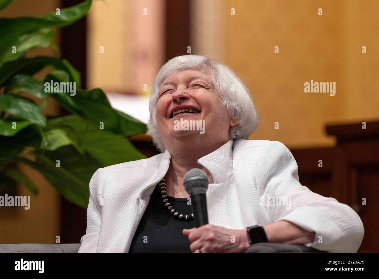 Austin Texas USA, 7. September 2024: US-Finanzministerin JANET YELLEN lacht am letzten Tag des 14. Jährlichen Texas Tribune Festivals in der Innenstadt von Austin vor einer großen Menschenmenge. Das Festival bringt Politiker und einflussreiche Denker aus dem öffentlichen Dienst zusammen, um aktuelle Ereignisse und Politik zu diskutieren. Yellen sagt, dass die US-Wirtschaft im Jahr 2024 mit den Auswirkungen der Inflation fertig wird. Stockfoto