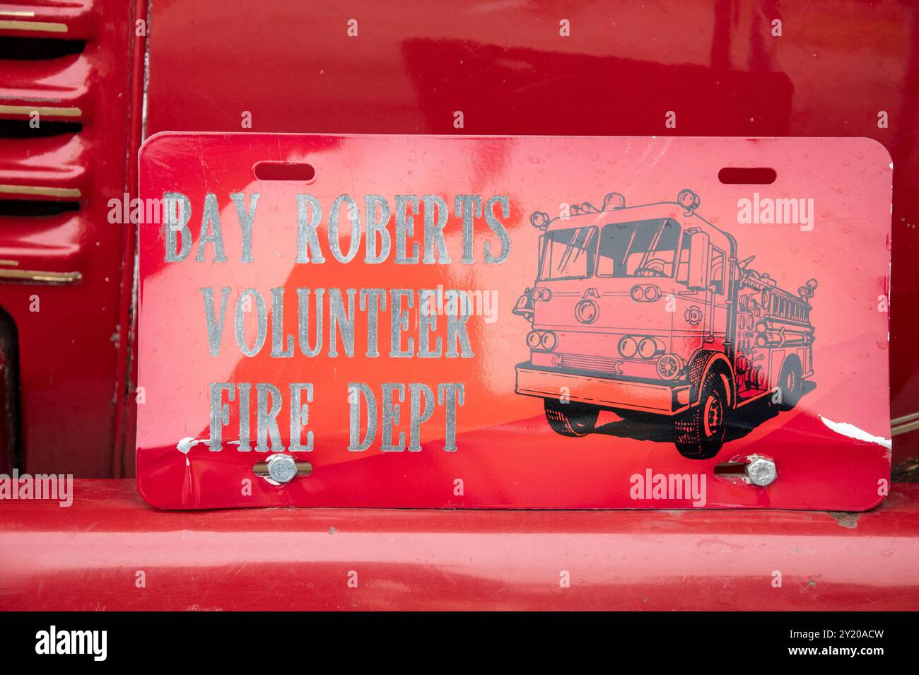 Schild der Bay Roberts Volunteer Fire Dept auf dem Pumper 1942 in Bay Roberts, Neufundland & Labrador, Kanada Stockfoto