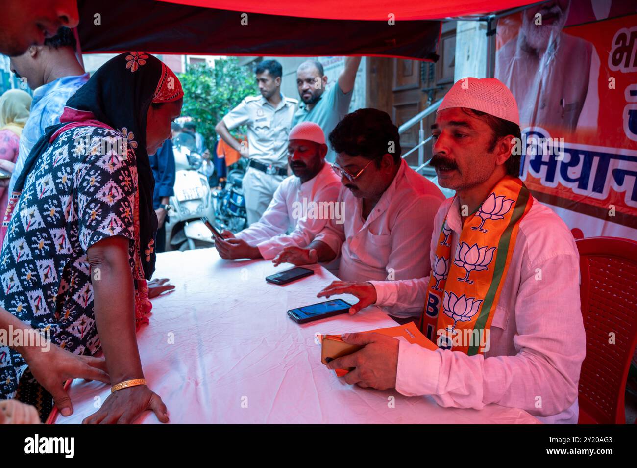 Neu-Delhi, Indien. September 2024. Bharatiya Janata Party (BJP) Freiwillige (hauptsächlich Muslime) nehmen an der Parteimitgliedschaft der BJP in der Nähe von Hazrat Nizamuddin Dargah Teil. Die Bharatiya Janata Party (indische Regierungspartei) hat in ganz Indien eine Mitgliedschaft begonnen. Sie zielt auf die Mitgliederentwicklung der Partei insbesondere auf Jugendliche, Frauen und Stammesgemeinschaften ab. Sie betonten, dass sie in Gebieten, in denen die Partei bei den jüngsten Wahlen schlecht abgeschnitten hatte, die Initiative eingeleitet haben. Quelle: SOPA Images Limited/Alamy Live News Stockfoto