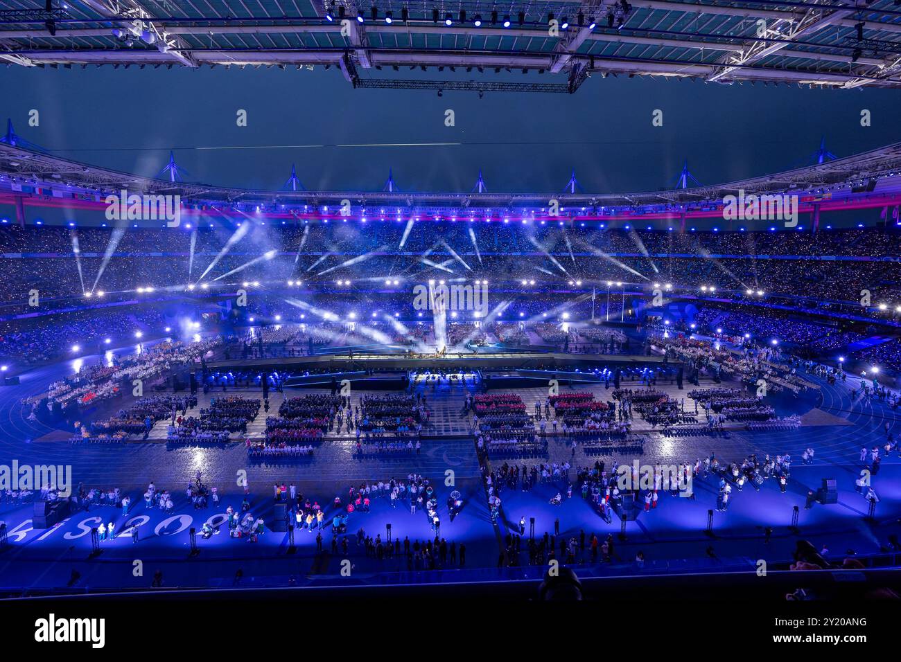 Paris, Frankreich. September 2024. PARIS, FRANKREICH - 8. SEPTEMBER: Ein allgemeiner Überblick über die Innenausstattung mit Menge und Licht während der Abschlusszeremonie der Paralympischen Spiele Paris 2024 im Stade de France am 8. September 2024 in Paris, Frankreich. (Foto: Joris Verwijst/BSR Agency) Credit: BSR Agency/Alamy Live News Stockfoto