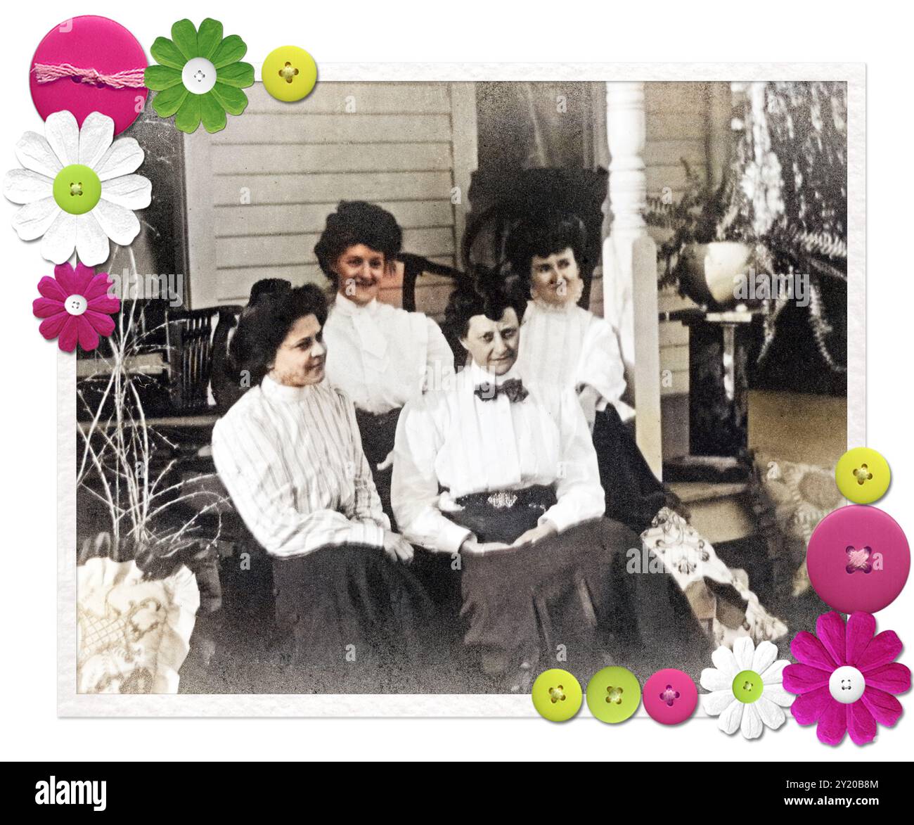 Vier Frauen, ca. 1910, genießen sich gegenseitig, während sie auf einer Veranda mit einem skurrilen, modernen Rahmen sitzen. Stockfoto