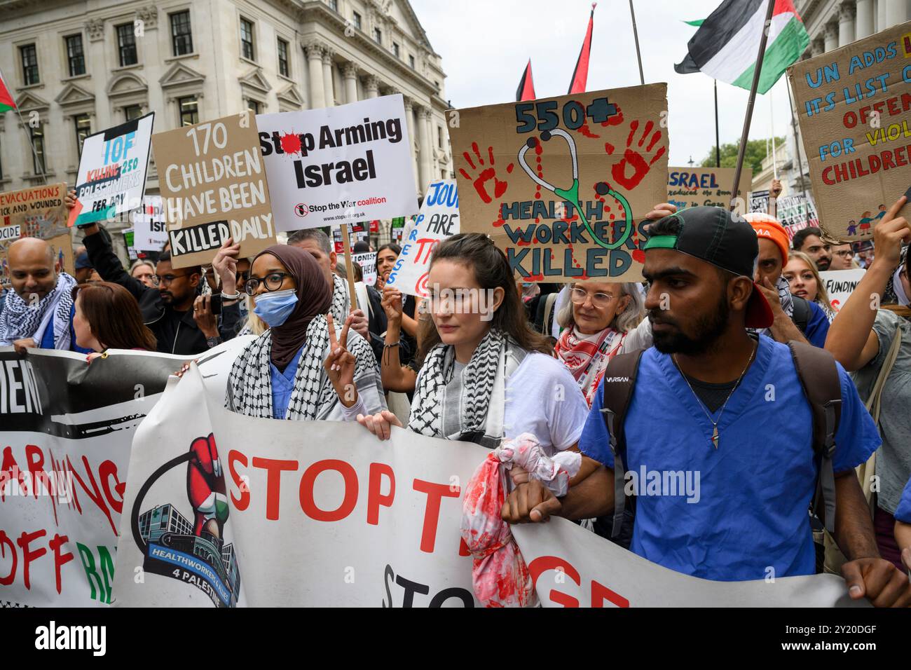 Demonstranten zu Beginn eines Pro-Palästina-marsches, der zu einem Waffenstillstand der laufenden Militäroffensive des Gazastreifens durch israelische Verteidigungskräfte aufruft. Das m Stockfoto