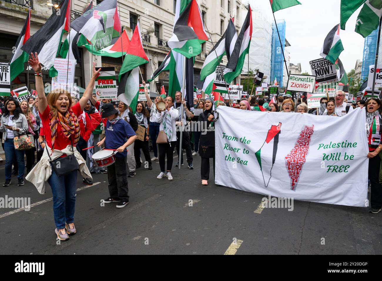 Demonstranten zu Beginn eines Pro-Palästina-marsches, der zu einem Waffenstillstand der laufenden Militäroffensive des Gazastreifens durch israelische Verteidigungskräfte aufruft. Das m Stockfoto