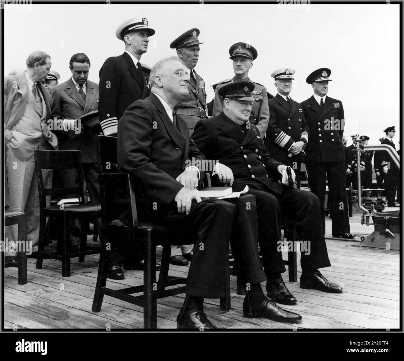 Die Atlantikcharta war eine zentrale politische Erklärung, die während des Zweiten Weltkriegs nach einem Treffen zwischen US-Präsident Franklin D. Roosevelt und dem britischen Premierminister Winston Churchill im August 1941 veröffentlicht wurde. Die Konferenz, oft als Atlantic Charter Conference bezeichnet, fand an Bord eines Kriegsschiffes vor der Küste Neufundlands statt. Stockfoto