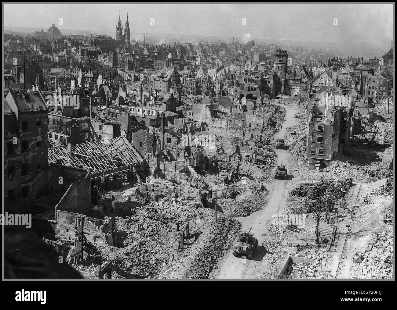 Alliierte Panzer des Zweiten Weltkriegs Rollen in eine Bombe, zerstörten Nürnberger Ruinen, früher Nazi-Deutschland 1945, am Ende des Zweiten Weltkriegs Stockfoto