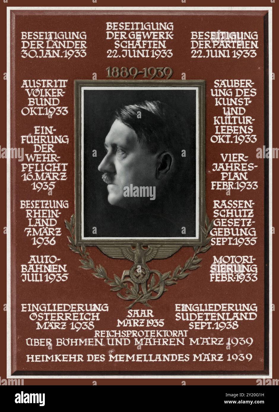 1939 Hitlers Porträt zum 50. Geburtstag mit Liste der Leistungen. Hitlers 50. Geburtstag am 20. April 1939 -- und seine Verdienste seit seiner Ernennung zum Kanzler am 30. Januar 1933 -- werden auf Karte 225 gewürdigt. Acht Tage nach seinem fünfzigsten Geburtstag antwortete Hitler in einer Rede vor dem Reichstag auf die dringende Botschaft von Präsident Roosevelt vom 15. April und forderte die Zusicherung, dass Deutschland keine weiteren Aggressionen in Europa erwäge: "Ich habe die 1919 von uns gestohlenen Provinzen ins Reich zurückgebracht; ich habe Millionen von Deutschen in ihr Heimatland zurückgeführt. Stockfoto