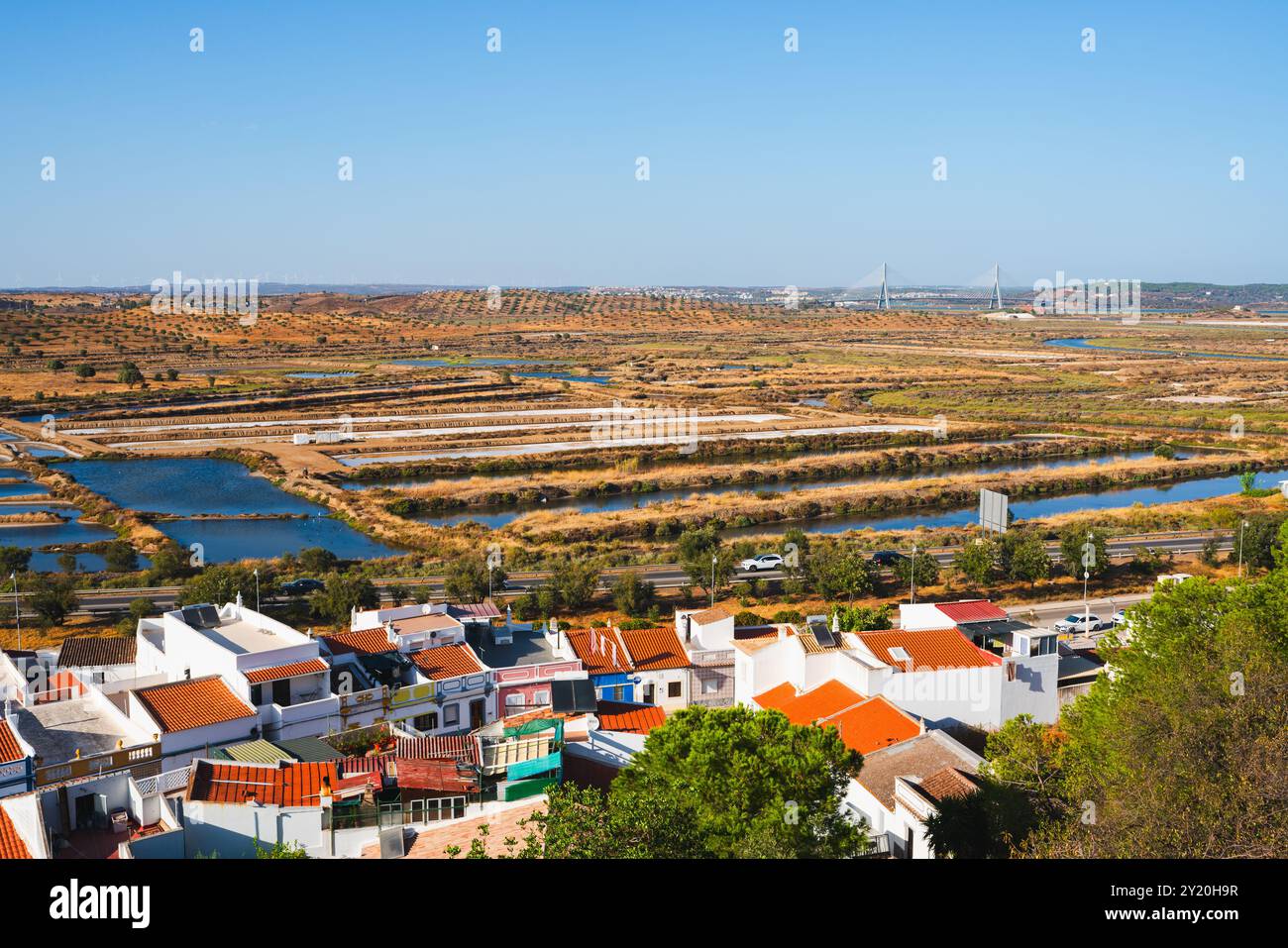 Blick aus der Vogelperspektive auf Castro Marim, Portugal, mit traditionellen Häusern und Salinen im Hintergrund. Stockfoto