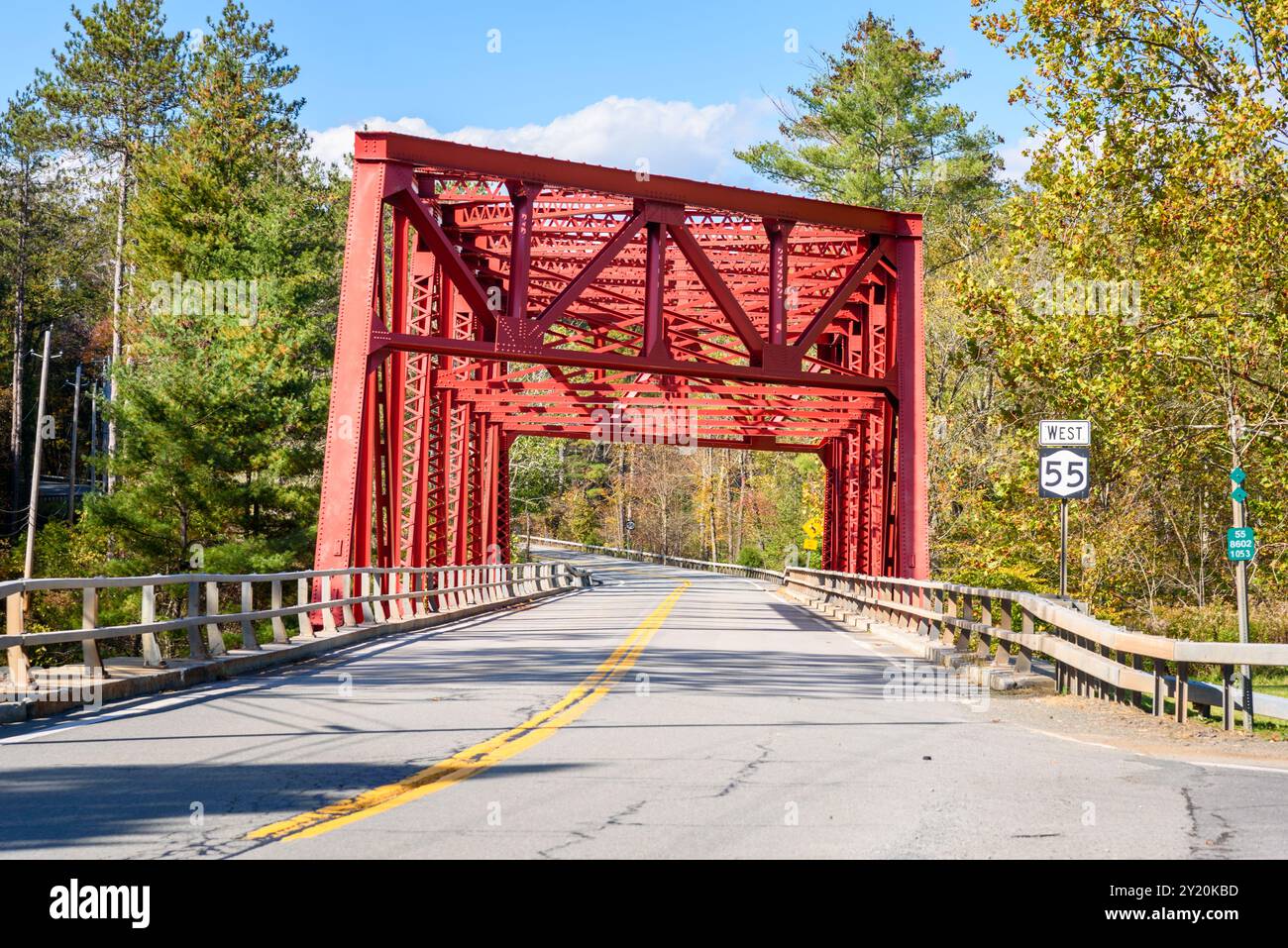 Rote Stahlbrücke auf einer Autobahn in den Bergen an einem sonnigen Herbsttag Stockfoto