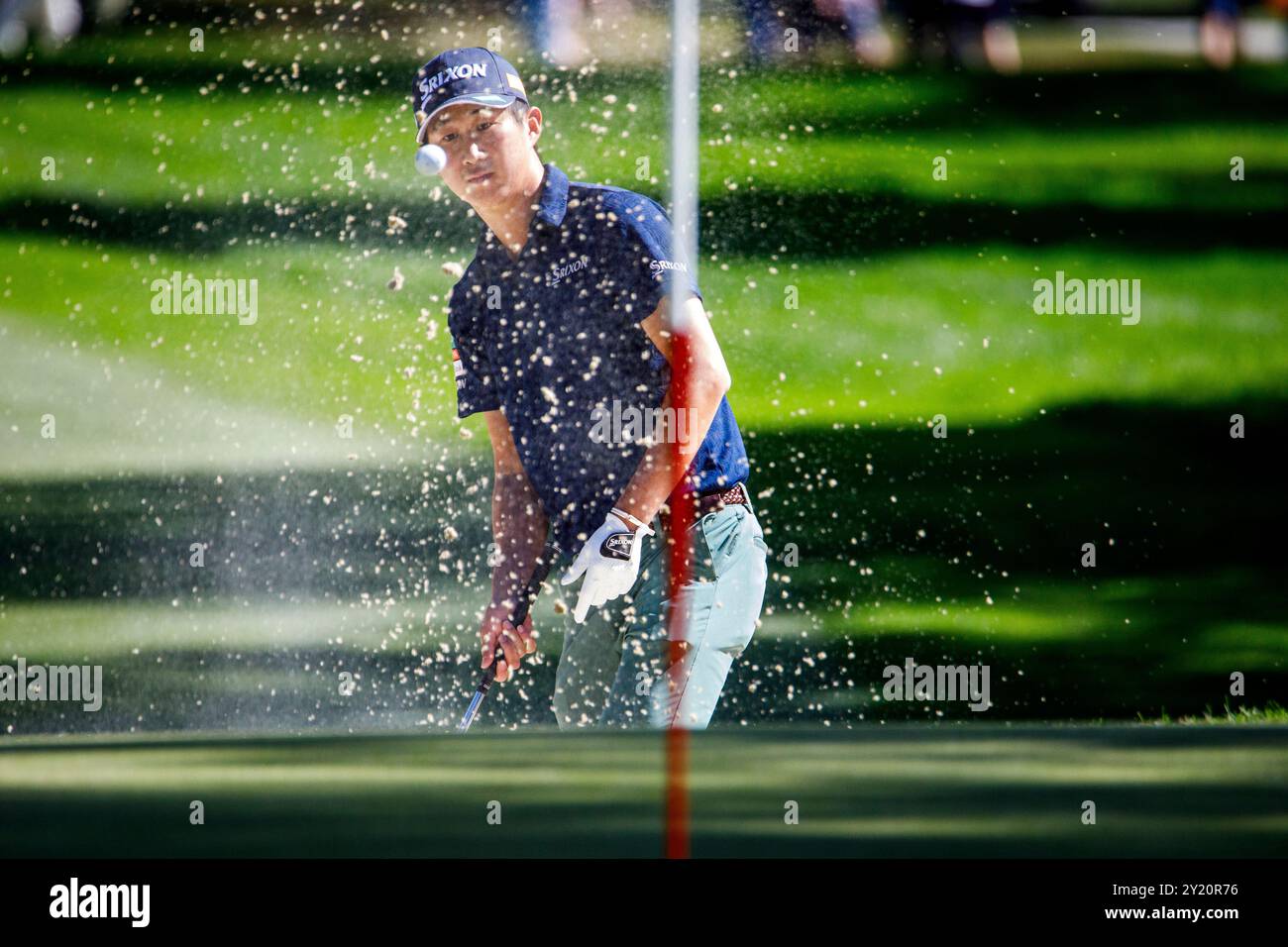 Der japanische Profi-Golfer Rikuya Hoshino schlägt ihn auf dem ersten Platz in Runde 3 der Omega European Masters in Crans-sur-Sierre im Wallis in der Schweiz aus dem Bunker. Stockfoto