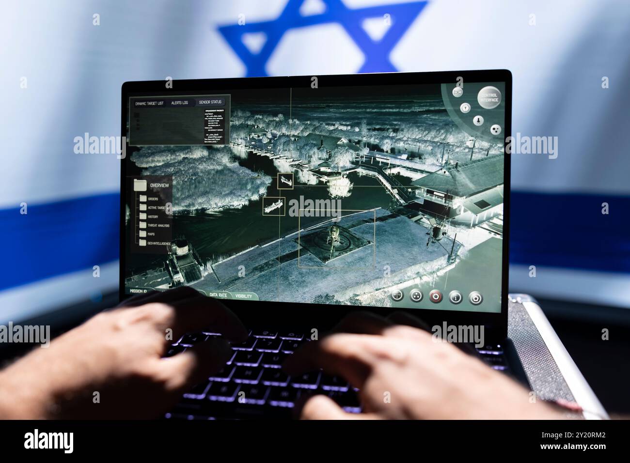 Mossad Agent mit Notebook, das Luftabwehrsystem bedient, um eintreffende Raketen zu verfolgen, die das Land bedrohen. Nahaufnahme der Ausrüstung, die vom israelischen Geheimdienst benutzt wird, der sich gegen Raketen verteidigt Stockfoto