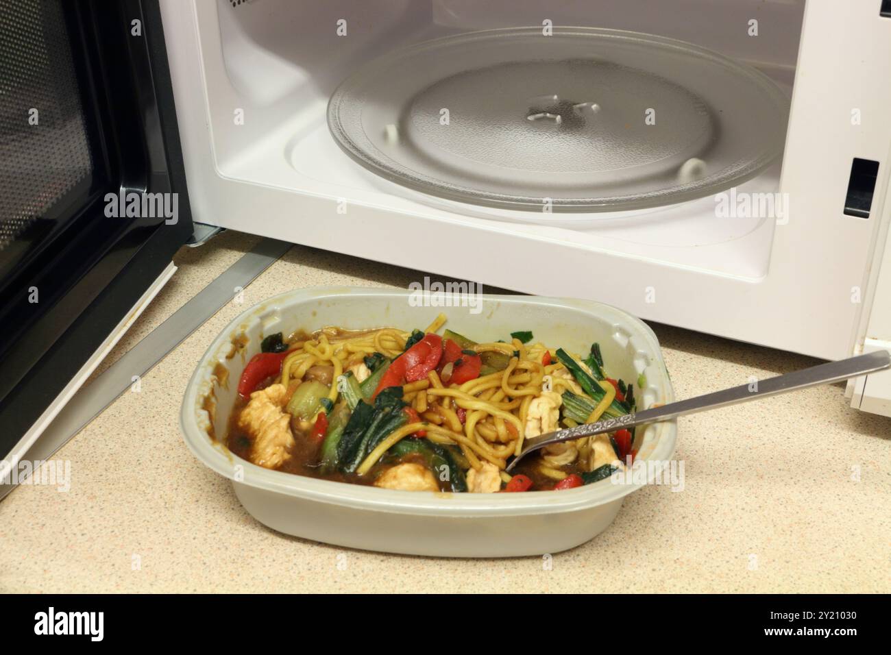 Hühnchen Chow mein Fertiggericht aus der Mikrowelle Lebensmittel in Plastikschale Snack, verarbeitete Lebensmittel Stockfoto
