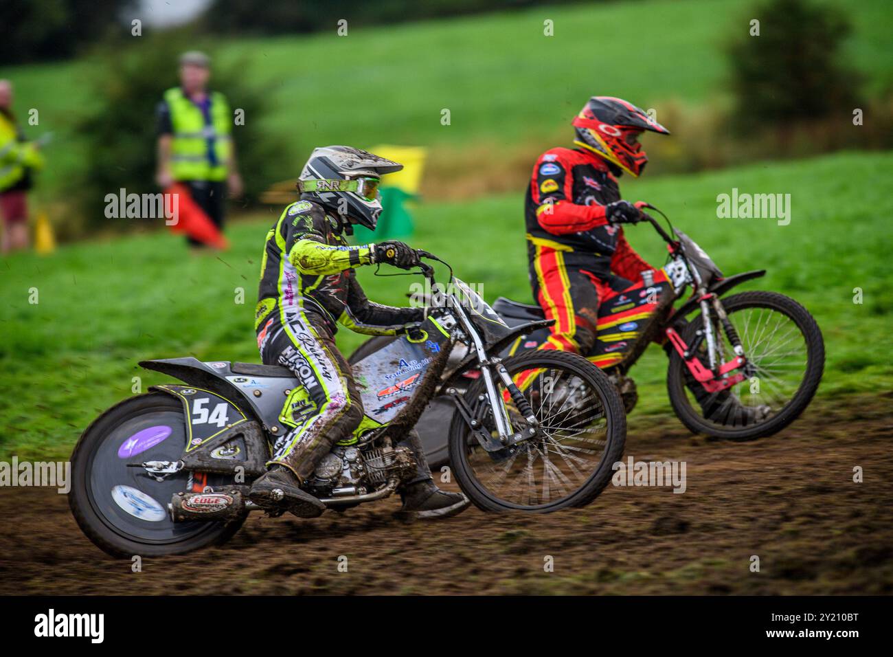 Woodhouse Lance, Gawsworth, Cheshire am Sonntag, den 8. September 2024. Ian Clark (54) reitet außerhalb von Adam Hawker (50) in der GT140 Support Class während der ACU British Upright Championships in Woodhouse Lance, Gawsworth, Cheshire am Sonntag, den 8. September 2024. (Foto: Ian Charles | MI News) Credit: MI News & Sport /Alamy Live News Stockfoto