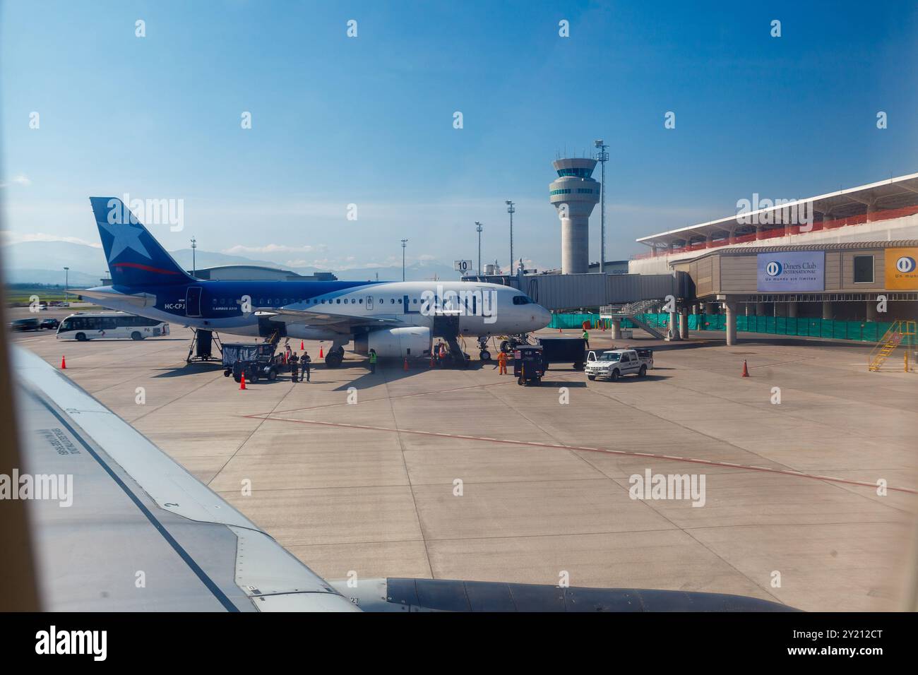 Ein Flugzeug von LAN Airlines und der Kontrollturm im Jose Joaquin de Olmedo International Airport, Guayaquil, Ecuador Stockfoto