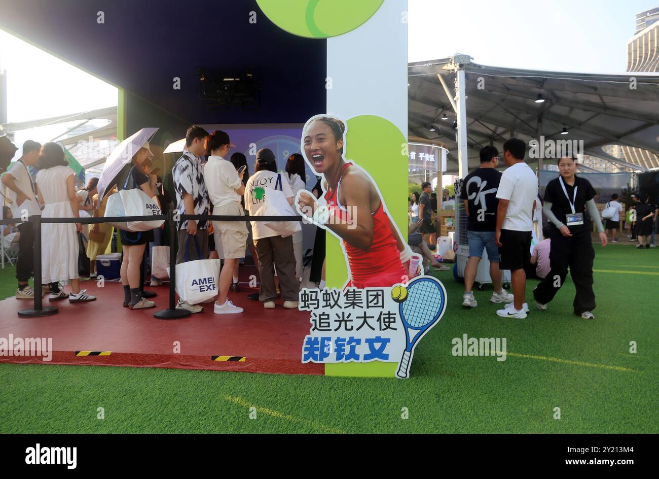 SHANGHAI, CHINA - 7. SEPTEMBER 2024 - der chinesische Tennisstar Zheng Qinwen spricht für eine Werbung der Ant Group während der INCLUSION¤Konferenz auf der Stockfoto