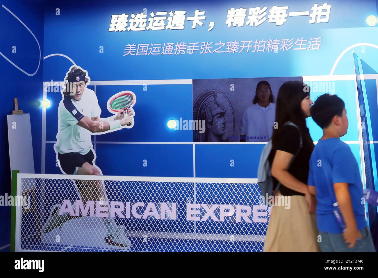SHANGHAI, CHINA – 7. SEPTEMBER 2024 – der chinesische Tennisstar Zhang Zhizhen spricht für eine Werbung von American Express während der INCLUSION¤Conferenc Stockfoto
